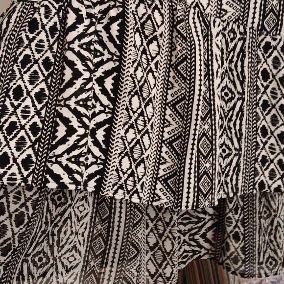 Black and White Aztec Patterned Racer Back Tank Top - Picture 4 of 8